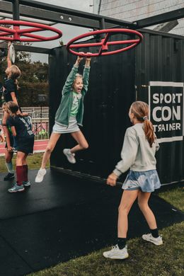 Spelende kinderen op een klimrek