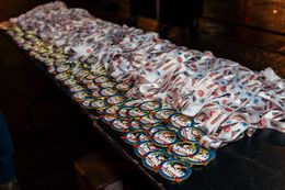 Tafel vol medailles Kerstcorrida 2024 Kids4Kids